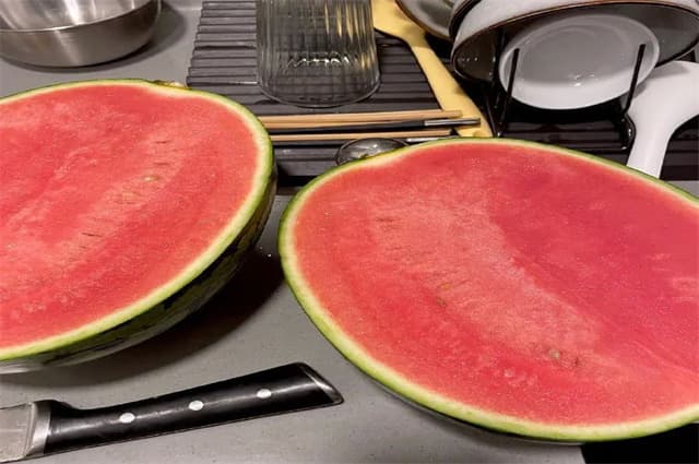 qq群吃瓜爆料群里的3分钟吃瓜指南：这对网红情侣到底“真爱”还是“剧本”？