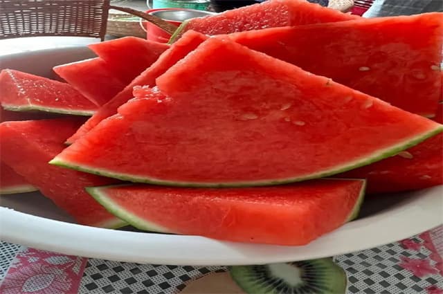 吃瓜群qq群免费：她还敢吃瓜？网友爆料明星私密情感究竟是真是假？