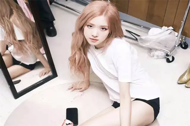 揭秘!吃瓜群qq群免费爆料,10位网红明星的“隐秘恋情”,你能猜到是谁吗?